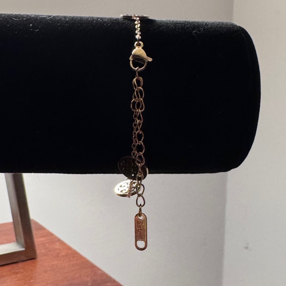 Beautiful Gold Bracelet with Filigree Discs - Picture 4 of 10